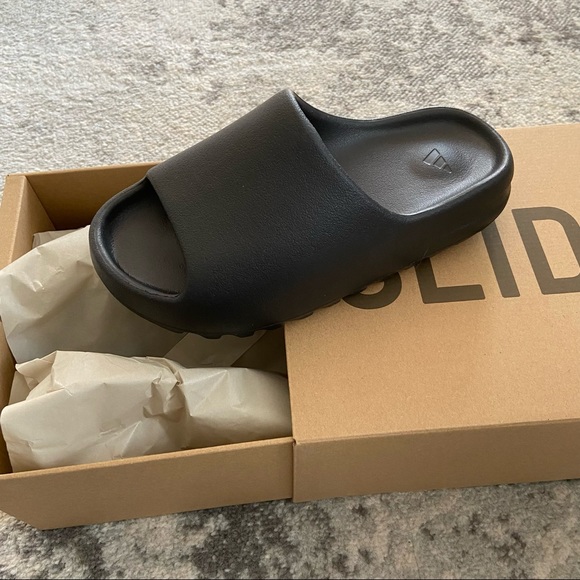 BNIB Yeezy slides onyx - Picture 5 of 6